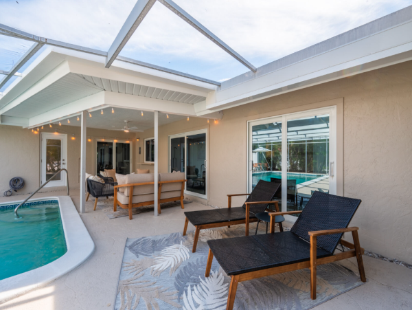 Luxurious Coastal Retreat in Sarasota - 4-Bedroom Home with Pool